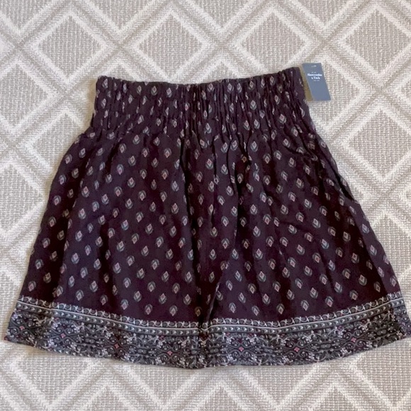 NWT Abercrombie and Fitch Womens short elastic skirt in maroon - Picture 1 of 3